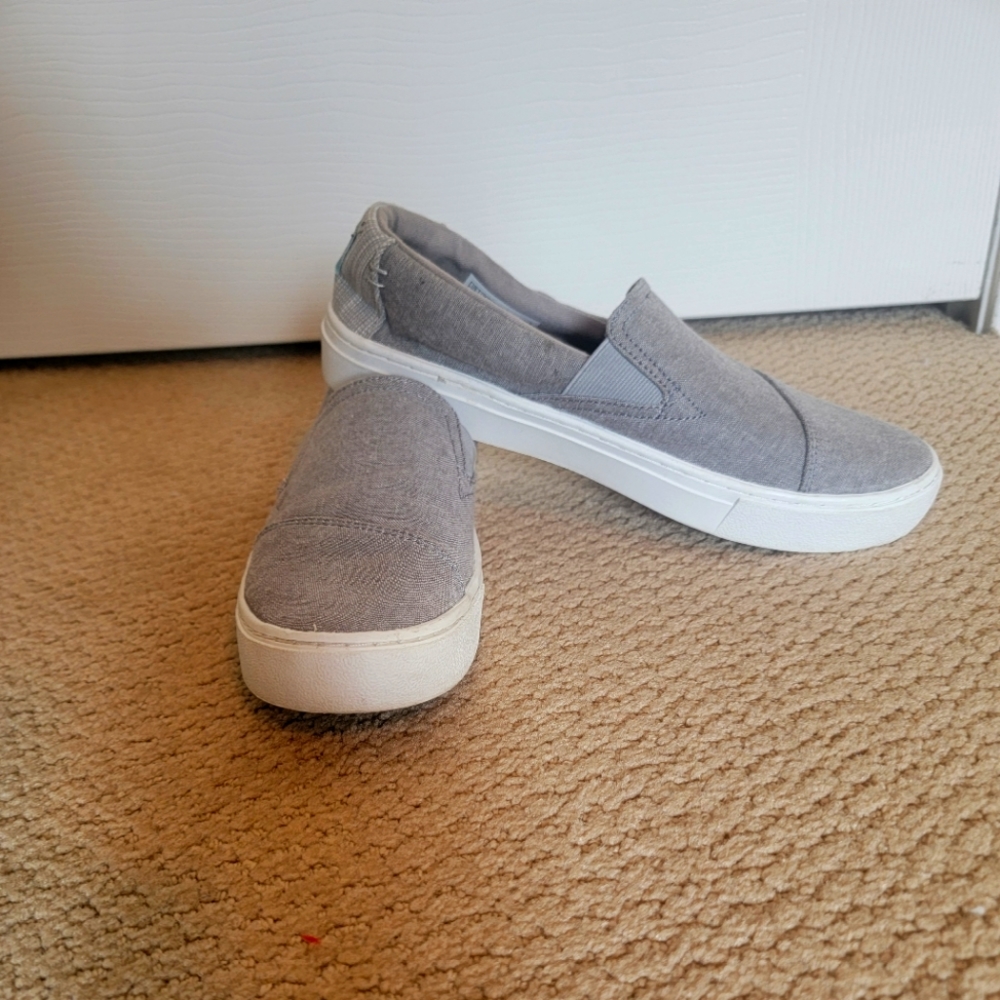 TOMS kids 6.5 grey slip ons